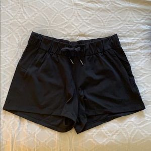 Lululemon On the Fly Short 2.5” black sz 8